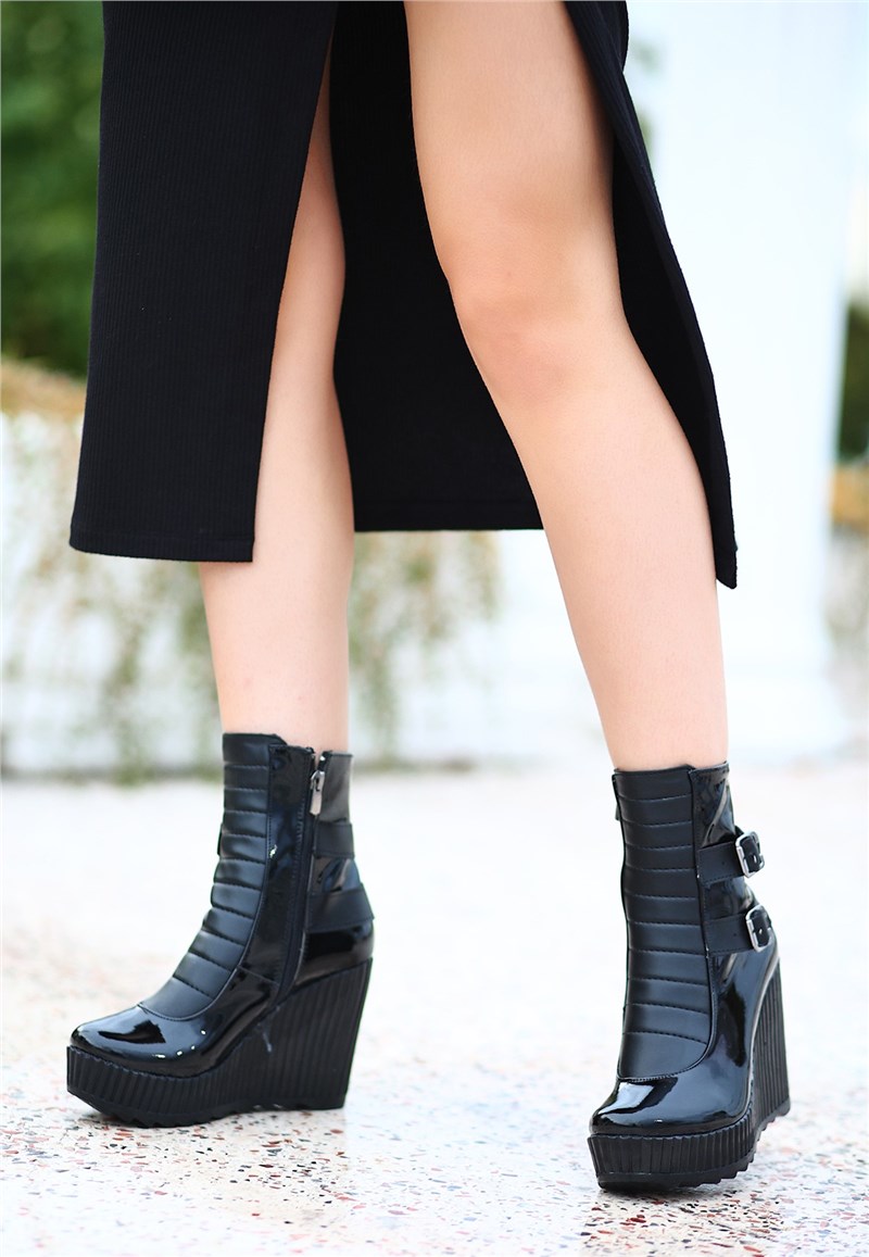 Ženske lakirane čizme s punim potplatom - crne #411133